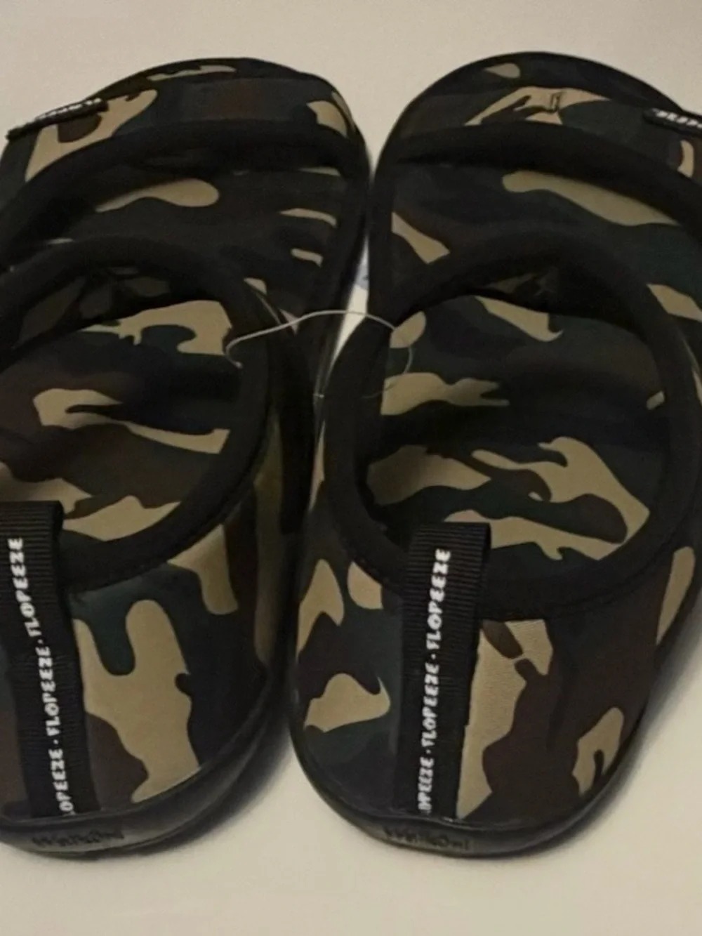 NWOT Men’s Flopeeze Lightweight Water-Friendly Camo Print Strappy Sandals